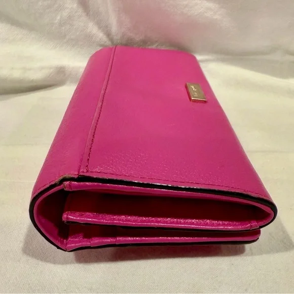 Kate Spade VGUC Bubblegum Pink
Leather VillabellaAve Mara Bow Wristlet
W/COA - Picture 6 of 12